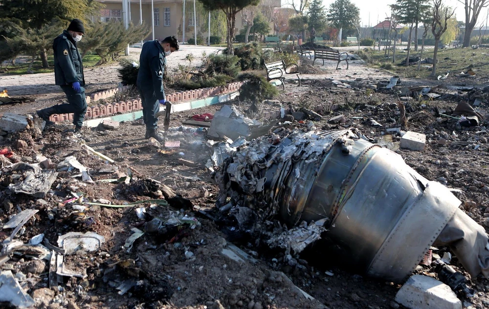 Lực lượng chức năng điều tra tại hiện trường vụ máy bay Boeing của Ukraine bị rơi ở gần sân bay Imam Khomeini, thủ đô Tehran, Iran ngày 8/1/2020. (Ảnh: AFP/TTXVN)