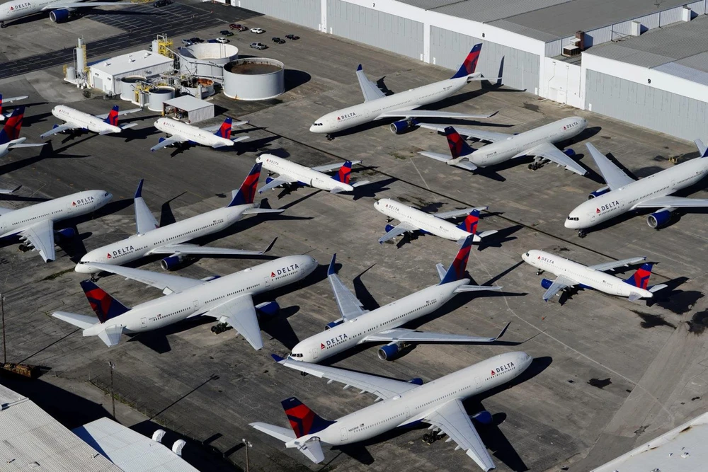 Các máy bay của hãng hàng không Delta Airlines nằm chờ do tình trạng hạn chế bay bởi dịch COVID-19. (Nguồn: Reuters)