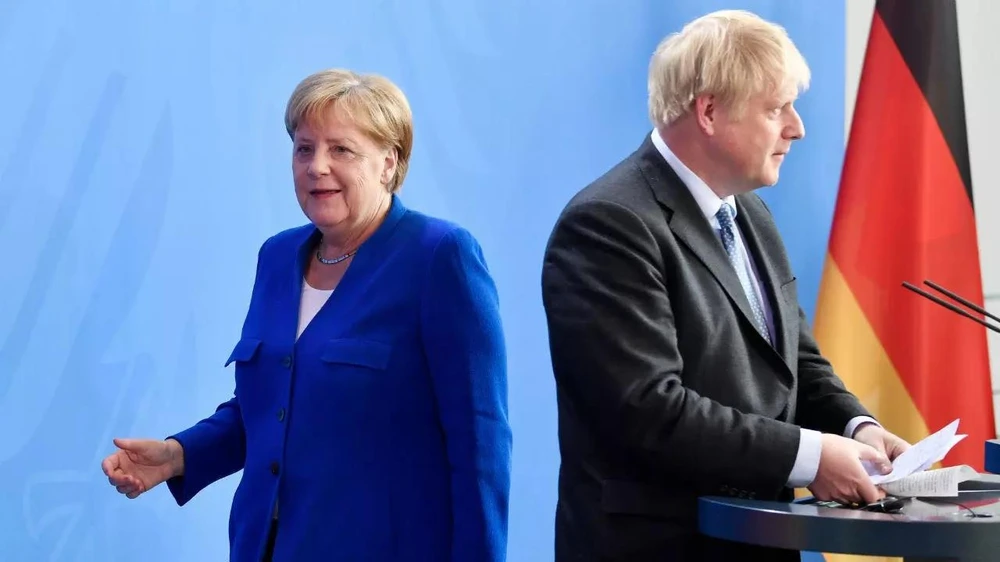 Thủ tướng Đức Angela Merkel và Thủ tướng Anh Boris Johnson rời cuộc họp báo tại Berlin ngày 21/8/2019. (Nguồn: AFP)