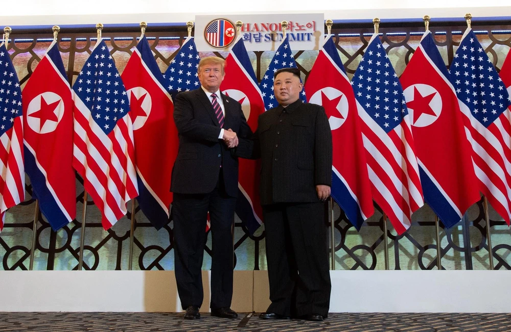 Tổng thống Mỹ Donald Trump bắt tay nhà lãnh đạo Triều Tiên Kim Jong-un tại cuộc gặp thượng đỉnh ở Hà Nôi ngày 27/2/2019. (Nguồn: AFP)