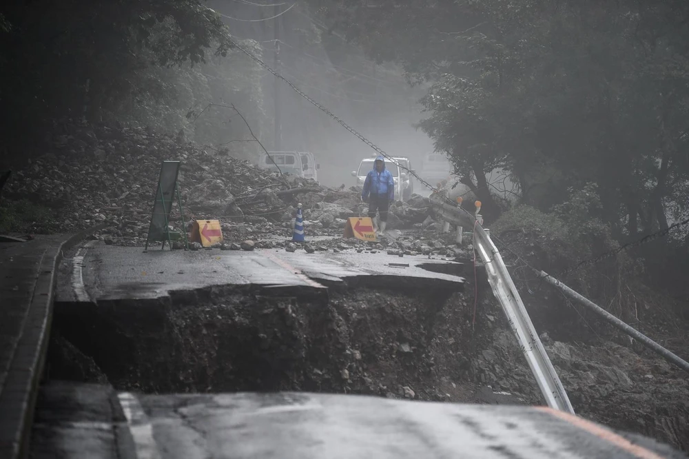 Một tuyến đường bị phá hủy do mưa lớn tại Kuma, tỉnh Kumamoto, Tây Nam Nhật Bản ngày 7/7/2020. (Ảnh: AFP/TTXVN)