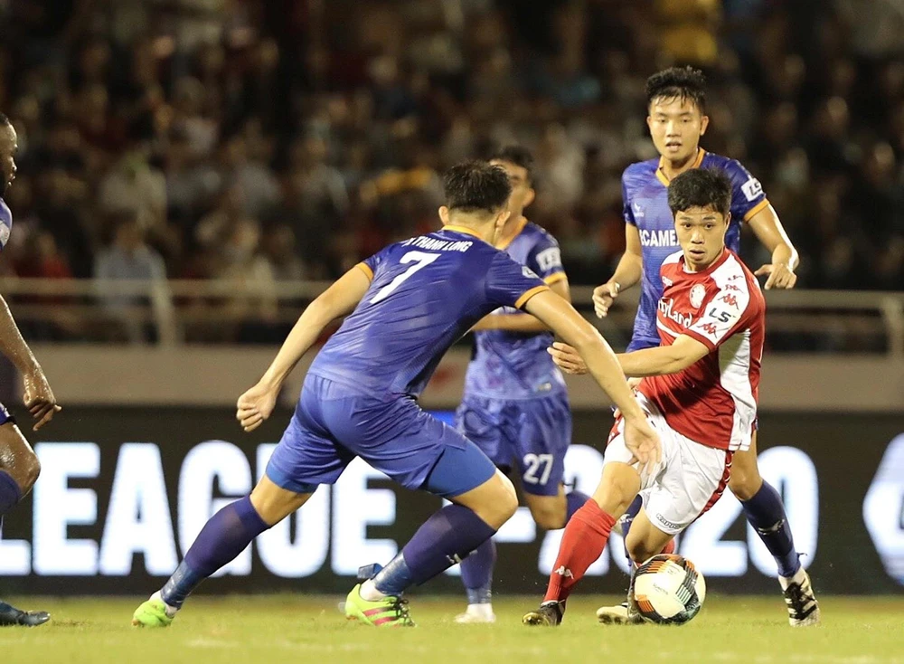 Một pha tranh bóng giữa cầu thủ Thành phố Hồ Chí Minh và Becamex Bình Dương ở vòng 8 V.League. (Ảnh: Thanh Vũ/TTXVN)