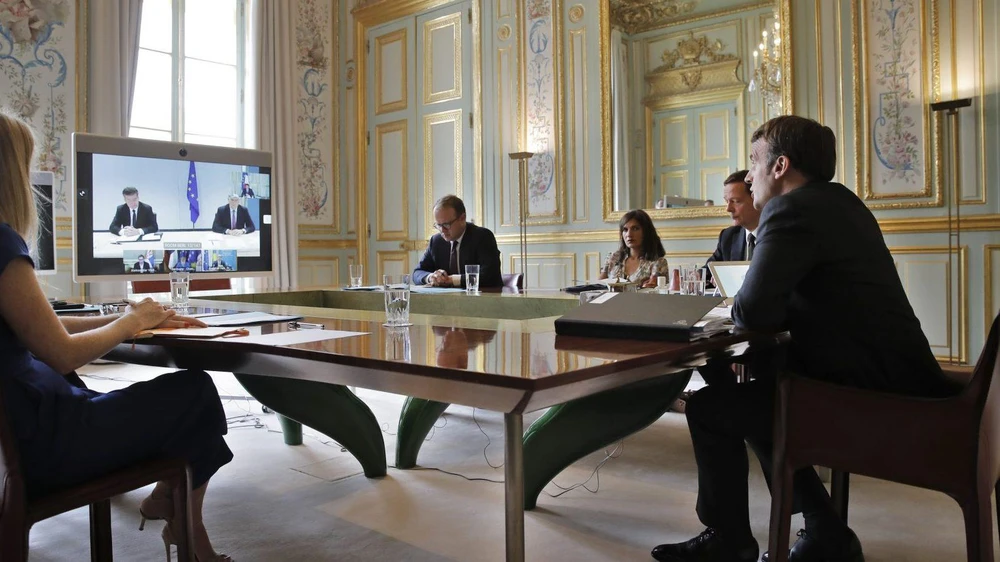 Tổng thống Pháp Emmanuel Macron tham dự cuộc hội đàm trực tuyến với Tổng thống Serbia Aleksandar Vucic và người đứng đầu chính quyền Kosovo Avdullah Hoti tại Paris ngày 10/7/2020. (Nguồn: EPA)