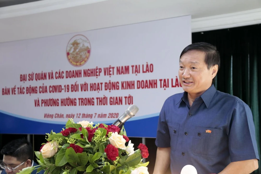 Đại sứ Việt Nam tại Lào Nguyễn Bá Hùng phát biểu tại cuộc Tọa đàm. (Ảnh: Phạm Kiên/TTXVN)