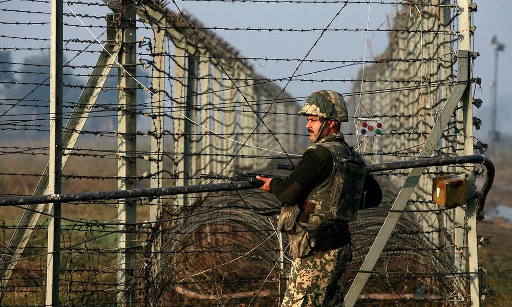 Binh sỹ Ấn Độ tuần tra ở hàng rào biên giới với Pakistan ở Suchetgarh, Tây Nam khu vực Kashmir. (Nguồn: Reuters)