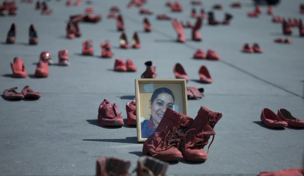 Các nhà hoạt động xã hội đặt những chiếc giày đỏ ở trung tâm mua sắm Zocalo, thành phố Mexico để phản đối tình trạng phụ nữ bi giết hại hay mất tích. (Nguồn: AP) 