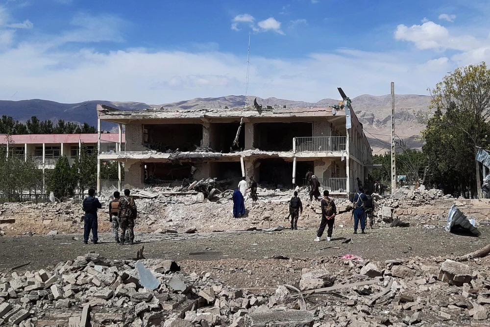 Hiện trường vụ đánh bom xe bên ngoài văn phòng cấp tỉnh của Cơ quan Tình báo quốc gia Afghanistan ở Aybak, thủ phủ tỉnh Samangan, ngày 13/7/2020. (Ảnh: AFP/TTXVN)