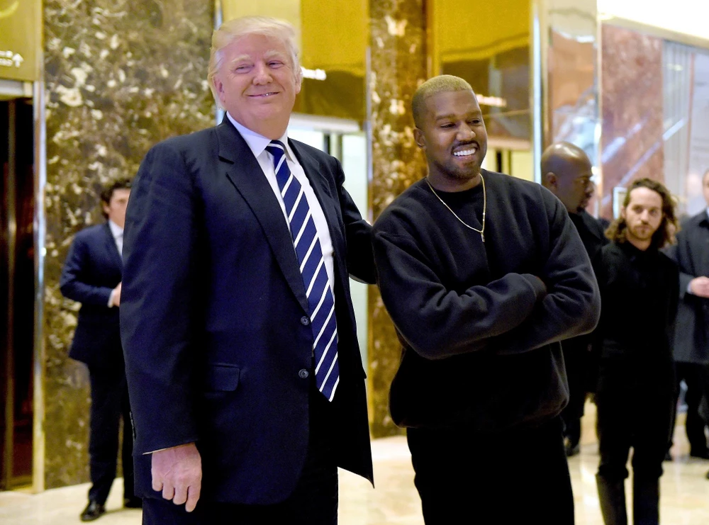 Tổng thống Mỹ Donald Trump (trái) và rapper Kanye West trong cuộc gặp tại New York, Mỹ, ngày 13/12/2016. (Ảnh: AFP/TTXVN)