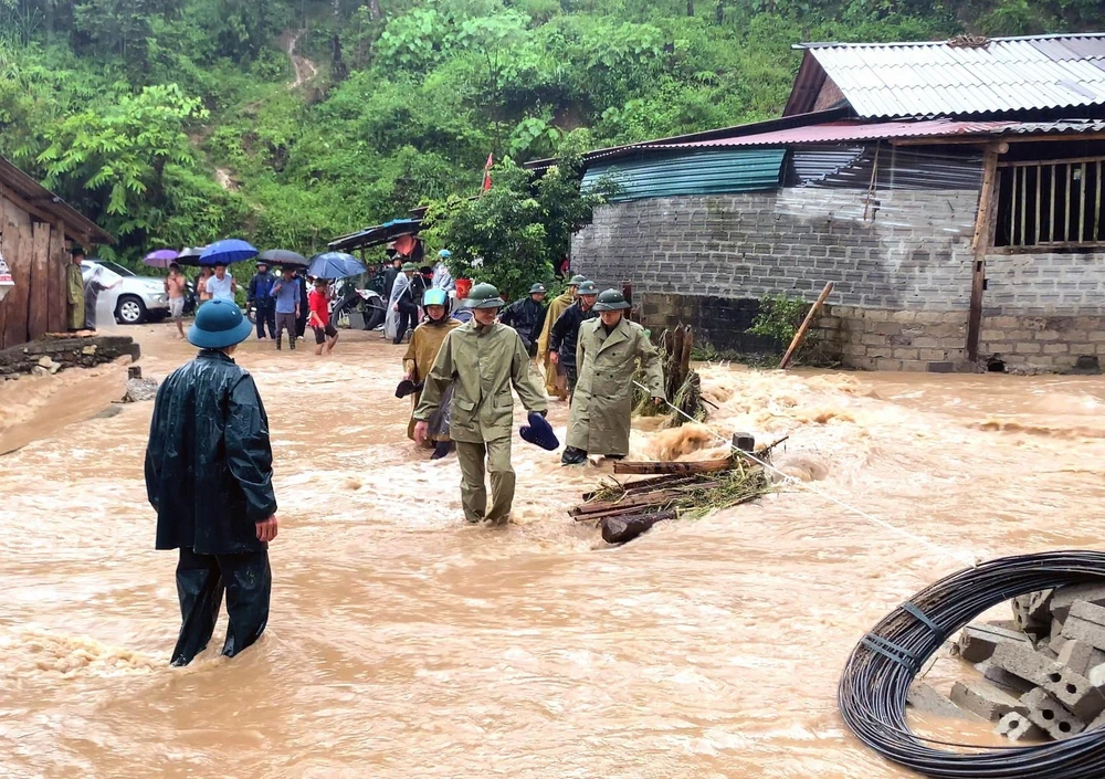 Lãnh đạo huyện Hoàng Su Phì (Hà Giang) kiểm tra tình hình thiệt hại do mưa lũ và triển khai các phương án khắc phục hậu quả. (Ảnh: Phi Anh/TTXVN phát)