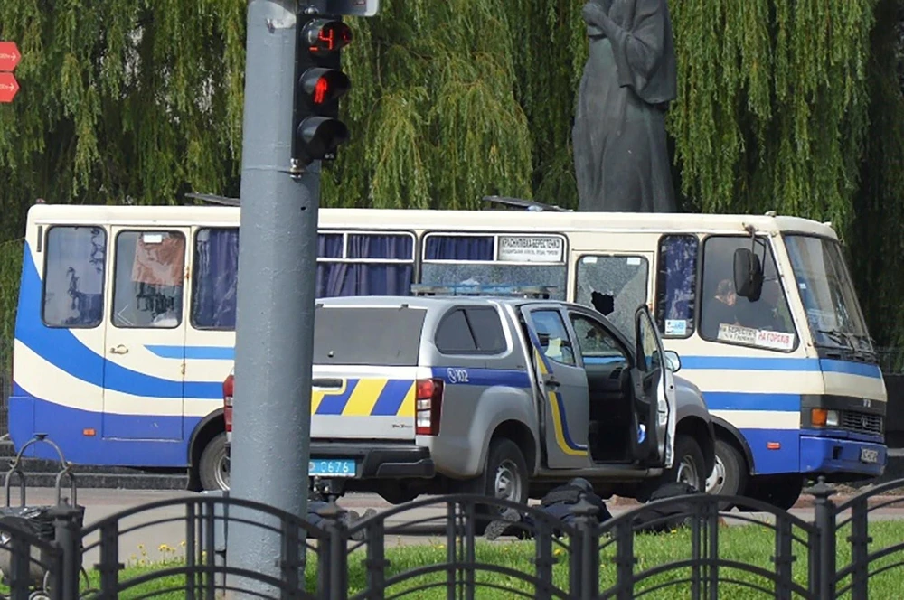 Cảnh sát nỗ lực tiếp cận đối tượng có vũ trang đang bắt giữ khoảng 20 người trên chiếc xe khách làm con tin tại thành phố Lutsk, Tây Bắc Ukraine ngày 21/7/2020. (Ảnh: Reuters/TTXVN)