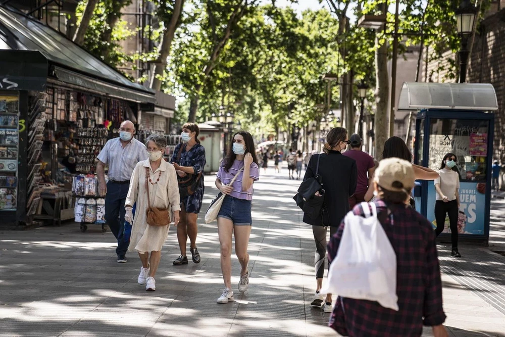 Người dân đeo khẩu trang phòng lây nhiễm COVID-19 tại Barcelona, Tây Ban Nha ngày 9/7/2020. (Ảnh: THX/TTXVN)
