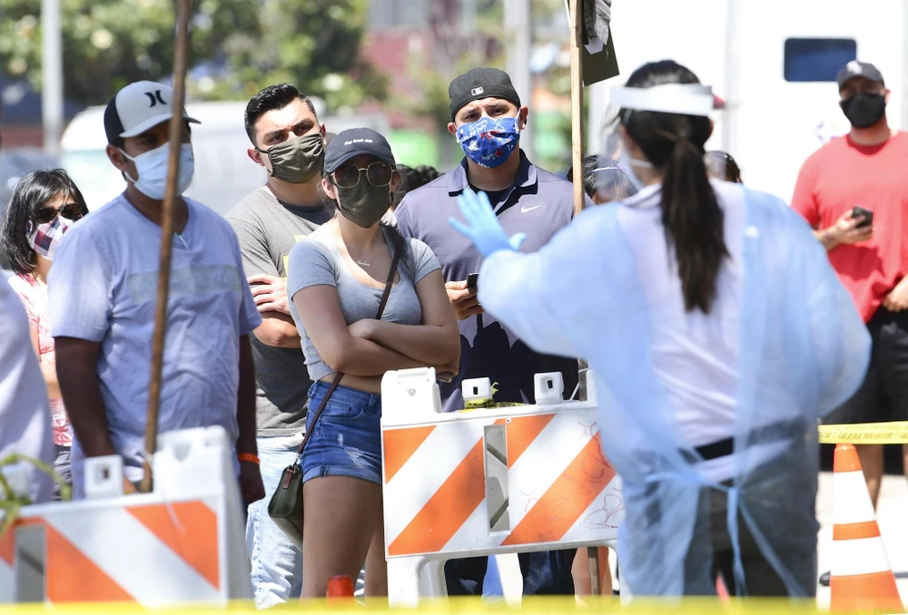 Người dân đeo khẩu trang phòng lây nhiễm COVID-19 tại một điểm xét nghiệm COVID-19 ở Los Angeles, California, Mỹ, ngày 10/7/2020. (Ảnh: AFP/TTXVN)