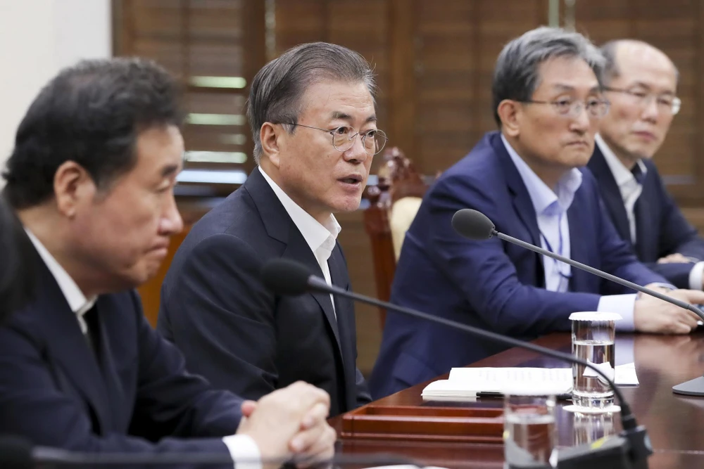 Tổng thống Hàn Quốc Moon Jae-in(thứ 2, trái) trong cuộc họp Hội đồng An ninh quốc gia tại Seoul ngày 22/8/2019. (Ảnh: YONHAP/TTXVN)