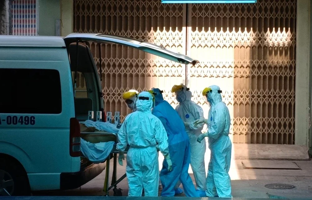 Bệnh nhân nghi nhiễm COVID-19 được chuyển đến Bệnh viện Đà Nẵng để điều trị, theo dõi. (Ảnh: Văn Dũng/TTXVN)