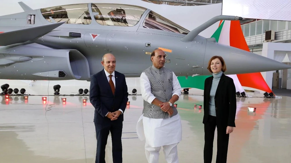 Bộ trưởng Quốc phòng Ấn Độ Rajnath Singh (giữa) trong lễ nhận bàn giao máy bay Rafale ngày 8/10/2019. (Nguồn: Reuters)