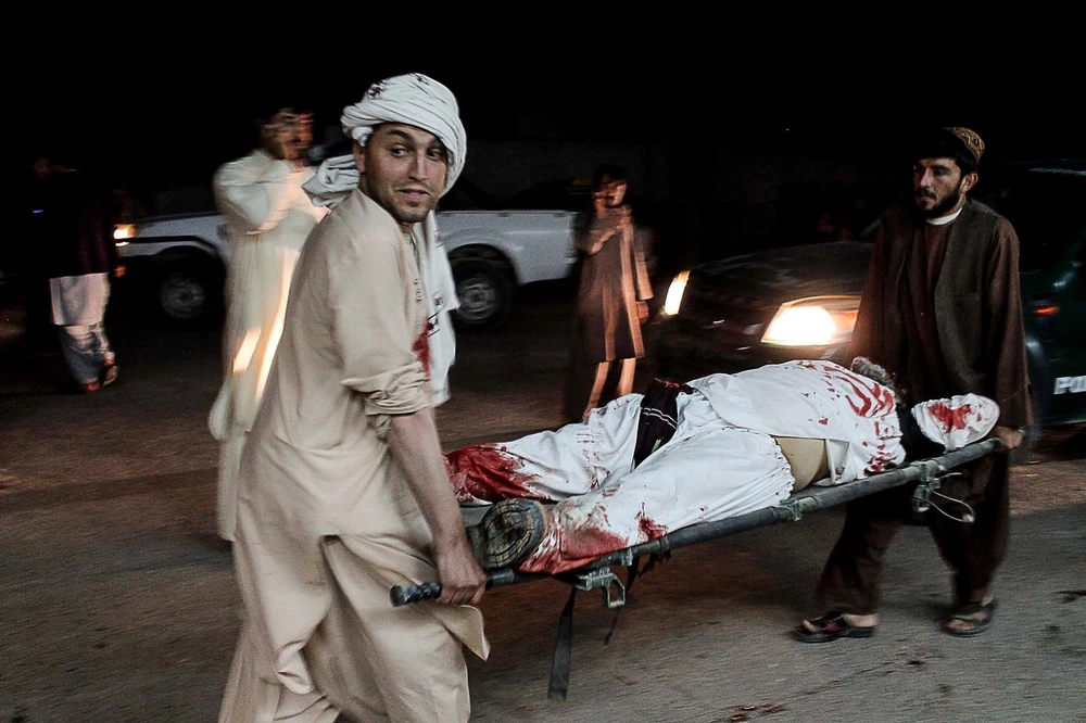 Chuyển người bị thương từ hiện trường một vụ tấn công ở Lashkar Gah, thủ phủ tỉnh Helmand, Afghanistan tới bệnh viện. (Ảnh: AFP/TTXVN)