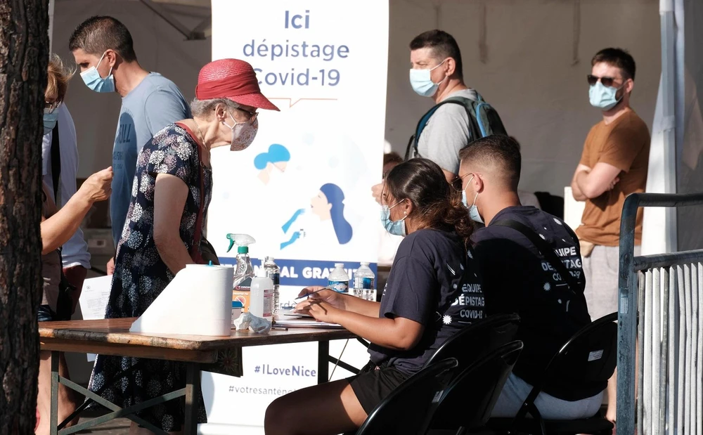 Người dân tại một điểm xét nghiệm COVID-19 ở Nice, Pháp, ngày 27/7/2020. (Ảnh: THX/TTXVN)