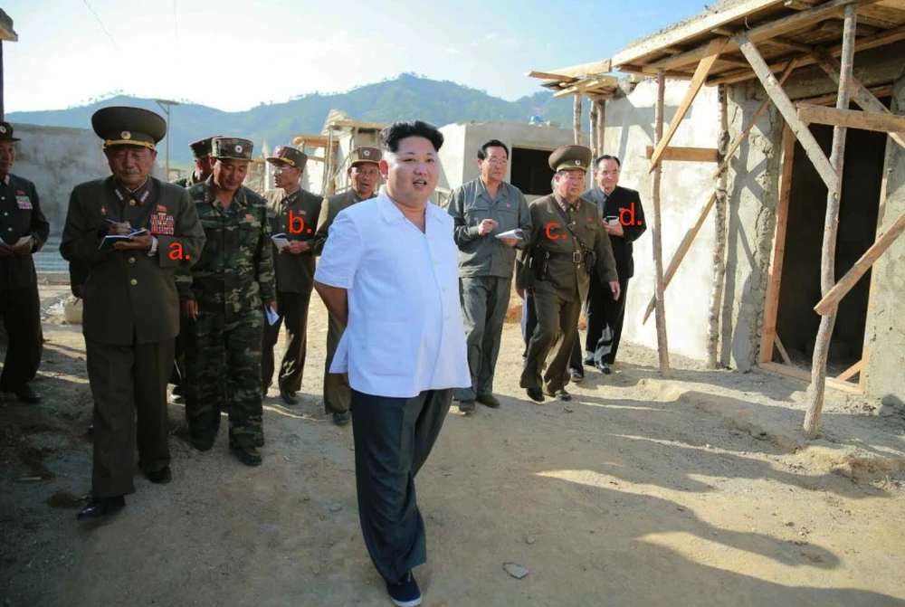 Nhà lãnh đạo Triều Tiên Kim Jong-un đi thị sát công tác khôi phục sau lũ lụt tại Ra'son năm 2015. (Nguồn: Rodong Sinmun)