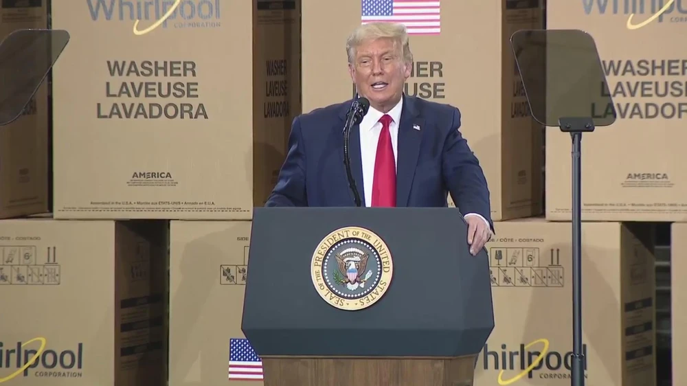 Tổng thống Mỹ Donald Trump phát biểu tại cơ sở chế tạo của tập đoàn Whirlpool hôm 6/8. (Nguồn: fox8.com)
