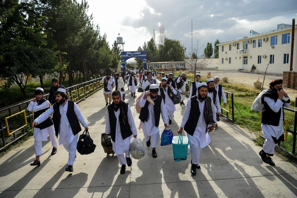 Các tù nhân Taliban được phóng thích khỏi nhà tù Pul-e-Charkhi ở ngoại ô thủ đô Kabul, Afghanistan ngày 31/7/2020. (Ảnh: AFP/TTXVN)