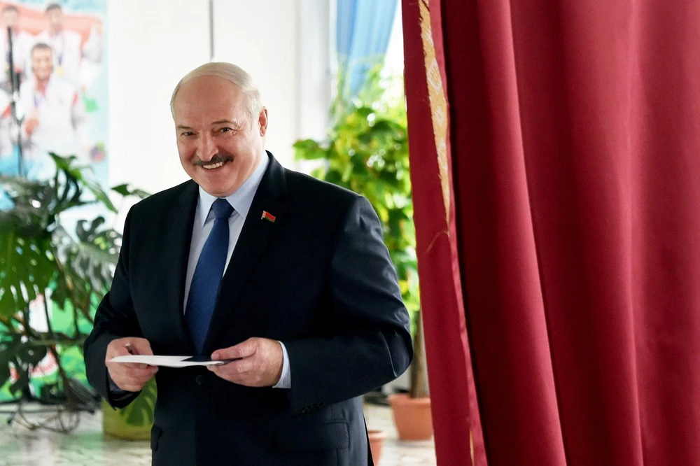 Tổng thống Belarus Alexander Lukashenko tại điểm bầu cử Tổng thống ở Minsk, ngày 9/8/2020. (Ảnh: AFP/TTXVN)