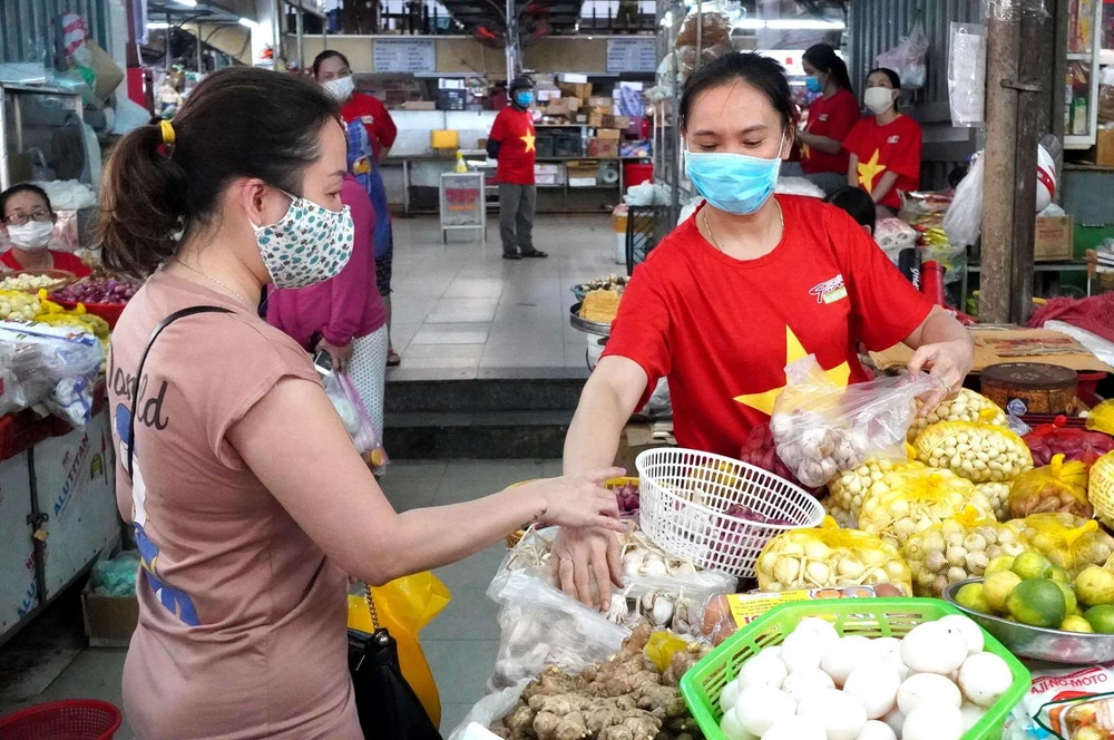 Người dân Đà Nẵng thực hiện nghiêm việc đeo khẩu trang khi đi chợ. (Ảnh: Quốc Dũng/TTXVN)