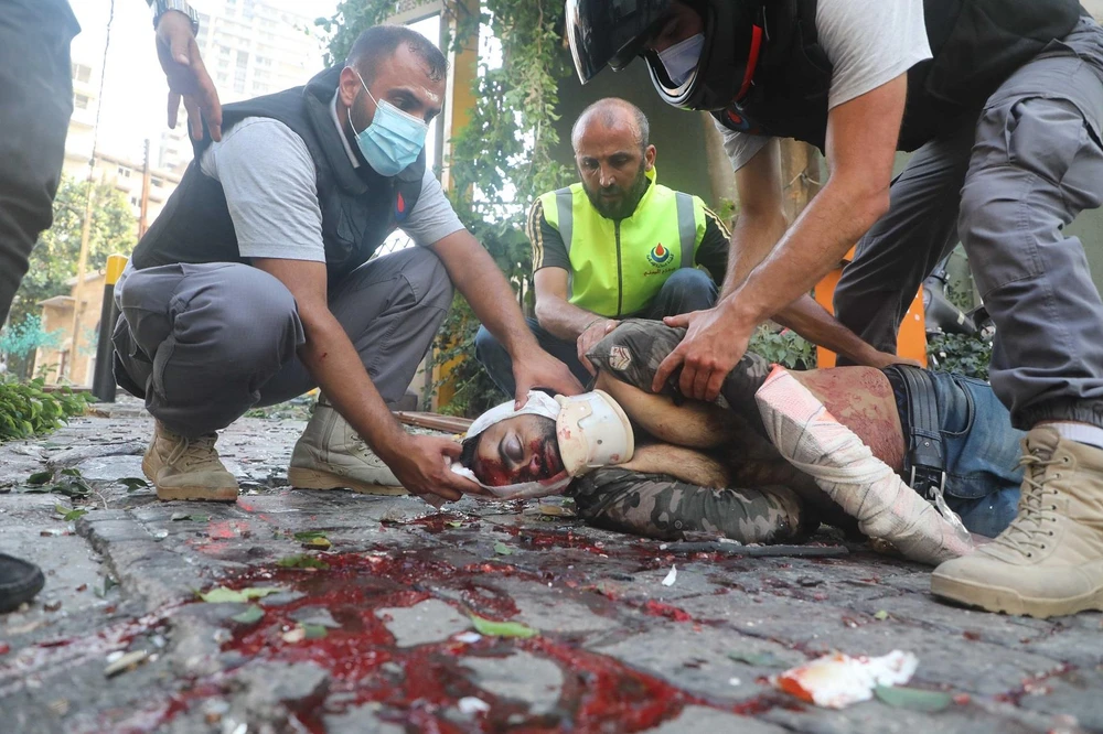 Sơ cứu cho nạn nhân bị thương trong vụ nổ tại Beirut, Liban, ngày 4/8/2020. (Ảnh: THX/TTXVN)