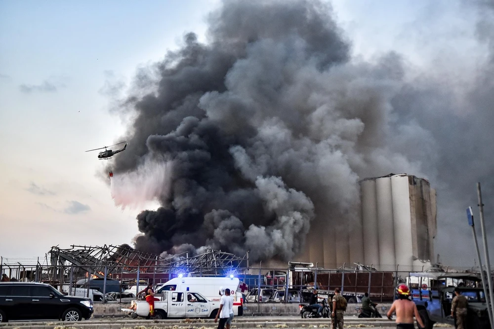 Khói bốc lên từ vụ nổ ở cảng Beirut, Liban ngày 4/8/2020. (Ảnh: AFP/TTXVN)