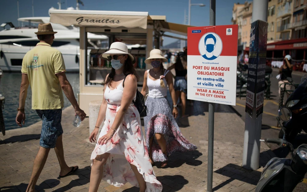Người dân và du khách bắt buộc phải đeo khẩu trang tại khu nghỉ dưỡng Saint-Tropez. (Nguồn: AFP)