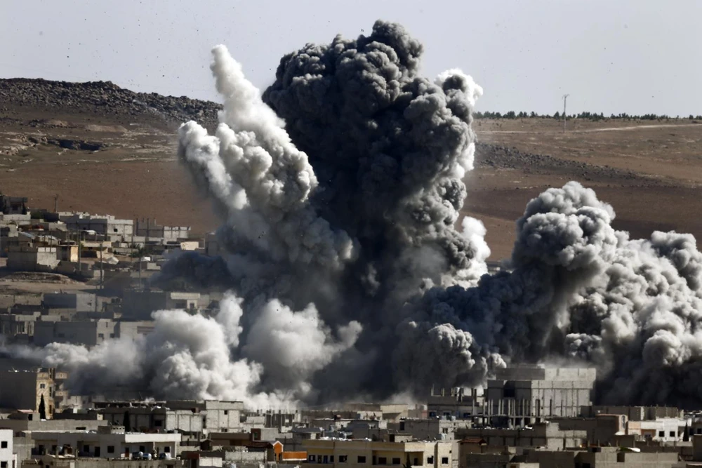 Khói bụi bay lên sau một vụ không kích của Mỹ tại Syria. (Nguồn: Reuters)