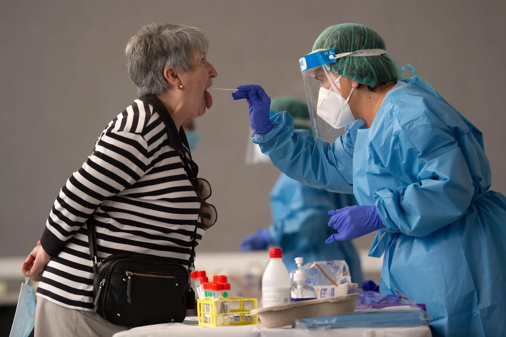 Nhân viên y tế lấy mẫu xét nghiệm COVID-19 tại Basque, Tây Ban Nha, ngày 15/8/2020. (Ảnh: AFP/TTXVN)