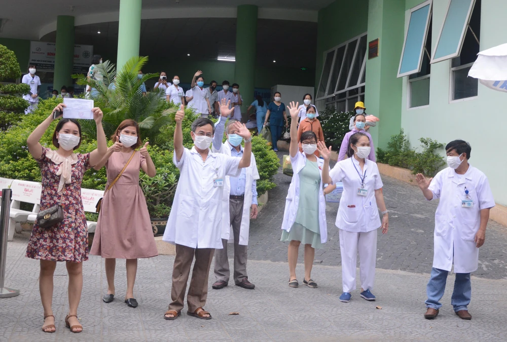 Các y, bác sỹ Bệnh viện đa khoa Hải Châu, Đà Nẵng vui mừng trong giờ khắc gỡ lệnh cách ly đối với bệnh viện. (Ảnh: Văn Dũng/TTXVN)
