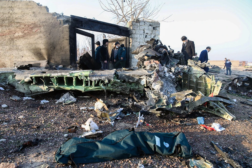 Hiện trường vụ rơi máy bay của Hãng hàng không quốc tế Ukraine gần sân bay Imam Khomeini ở Tehran, Iran, ngày 8/1/2020. (Ảnh: AFP/TTXVN)
