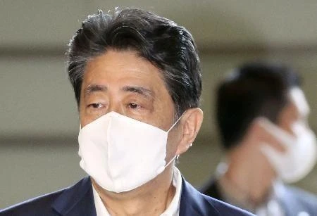 Thủ tướng Nhật Bản Shinzo Abe tới văn phòng ở Tokyo, ngày 3/8. (Ảnh: Kyodo/TTXVN)