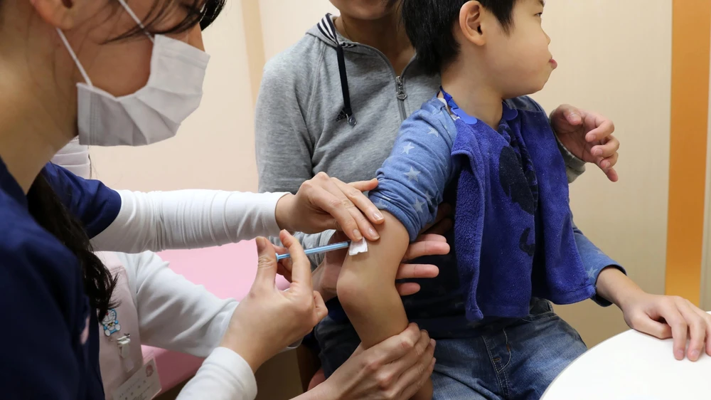 Tiêm phòng vắcxin cúm cho trẻ em tại Tokyo, Nhật Bản. (Nguồn: asia.nikkei.com)
