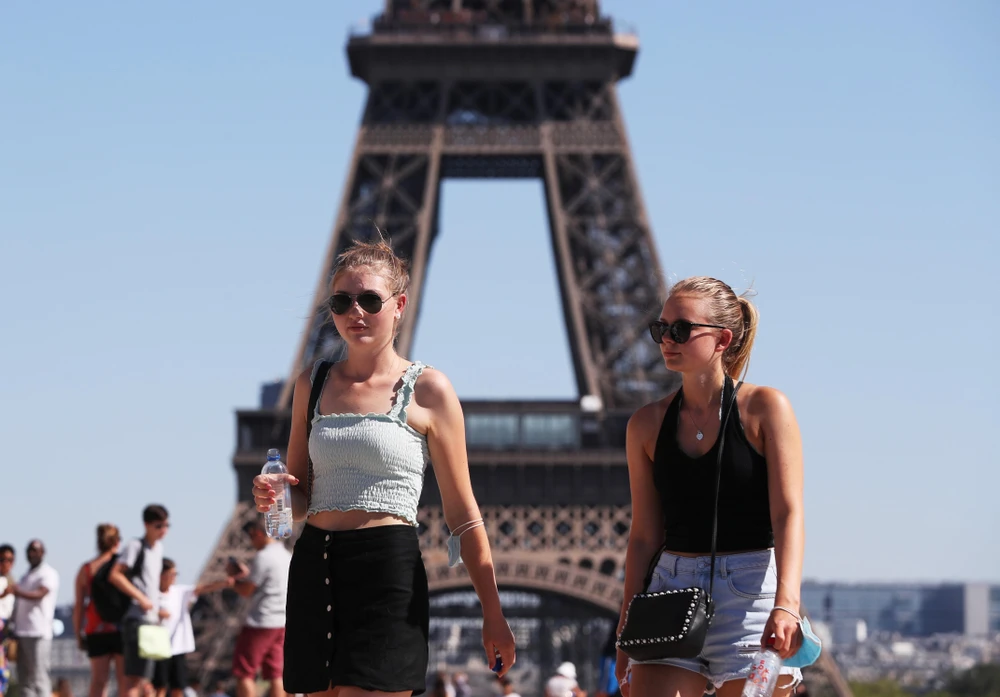 Du khách tham quan Tháp Eiffel ở Paris, Pháp ngày 7/8/2020. (Ảnh: THX/TTXVN)