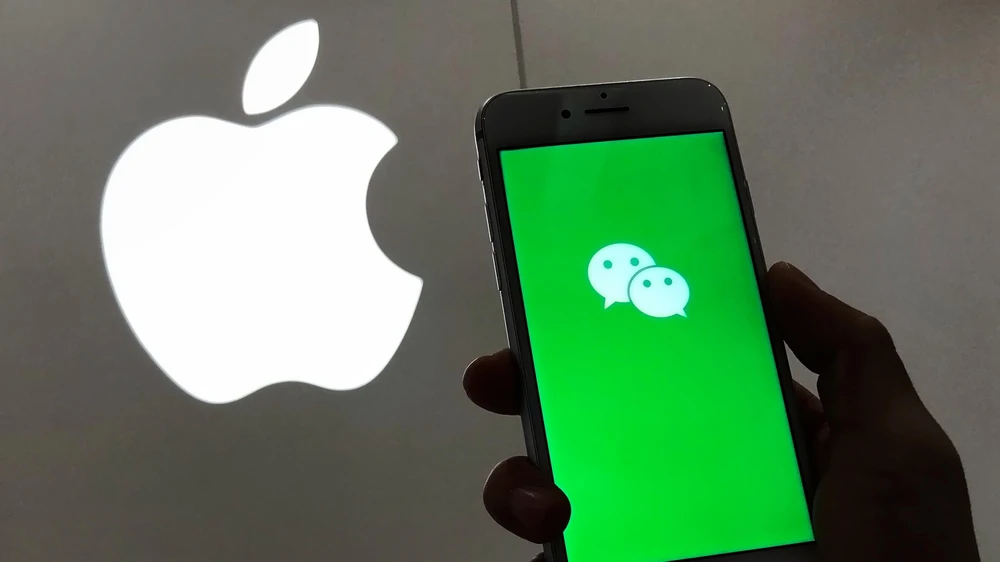 Trung Quốc đe dọa tẩy chay Apple nếu Mỹ cấm WeChat. (Nguồn: news.cgtn.com)