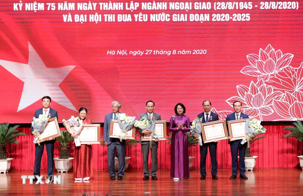 Phó Chủ tịch nước Đặng Thị Ngọc Thịnh trao Huân chương Lao động cho các đồng chí lãnh đạo và nguyên lãnh đạo Bộ Ngoại giao. (Ảnh: Lâm Khánh/TTXVN)