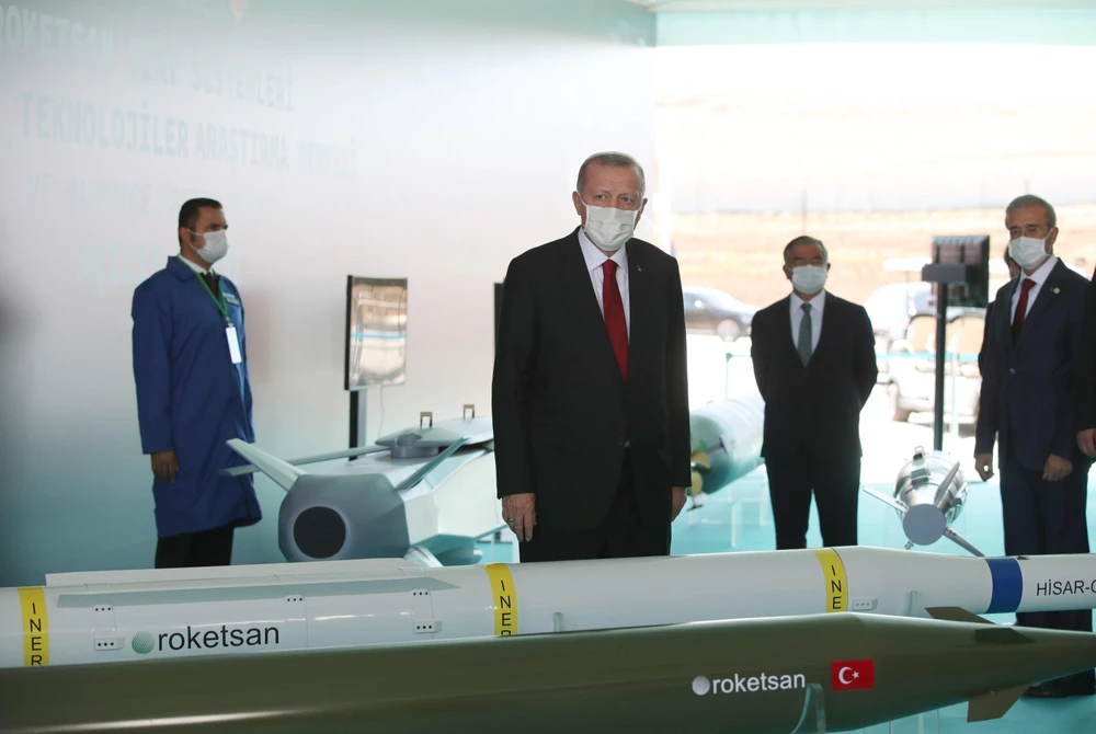 Tổng thống Thổ Nhĩ Kỳ Tayyip Erdogan xem mô hình tên lửa của Công ty quốc phòng Roketsan. (Nguồn: Anadolu)