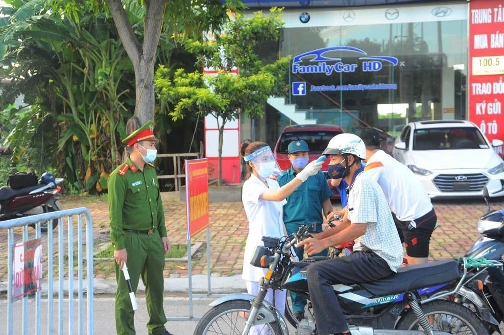 Kiểm soát người ra vào thành phố Hải Dương tại chốt kiểm tra trên đường Trường Chinh. (Ảnh: Mạnh Minh/TTXVN)