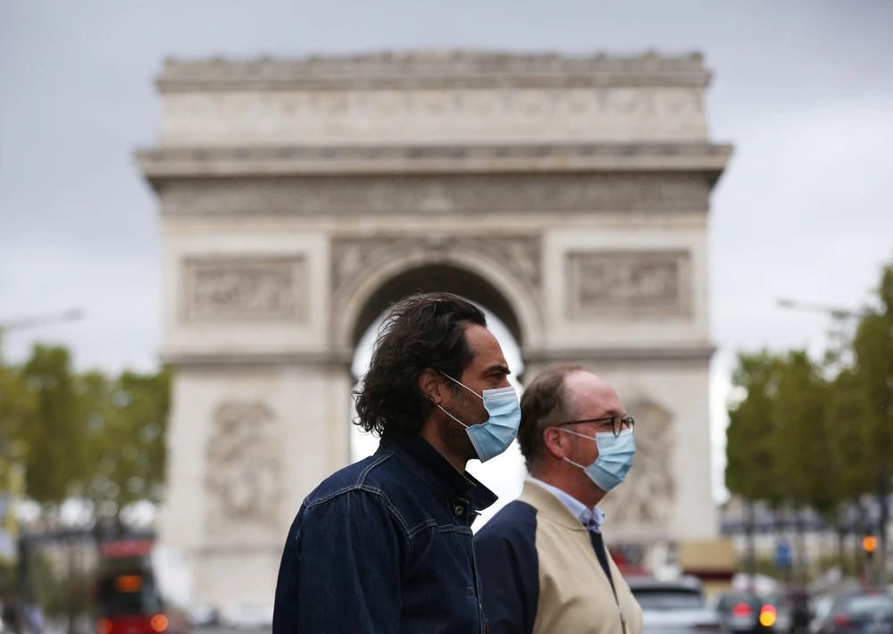 Người dân đeo khẩu trang phòng lây nhiễm COVID-19 tại Paris, Pháp, ngày 28/8/2020. (Ảnh: THX/TTXVN)