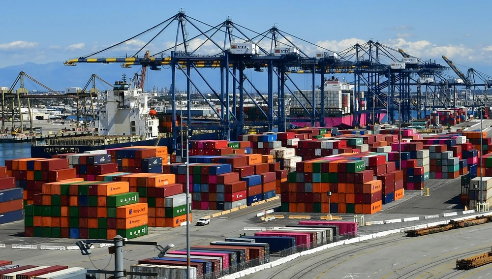 Container hàng hóa được xếp tại cảng Los Angeles, Mỹ, ngày 26/3/2020. (Ảnh: AFP/TTXVN)