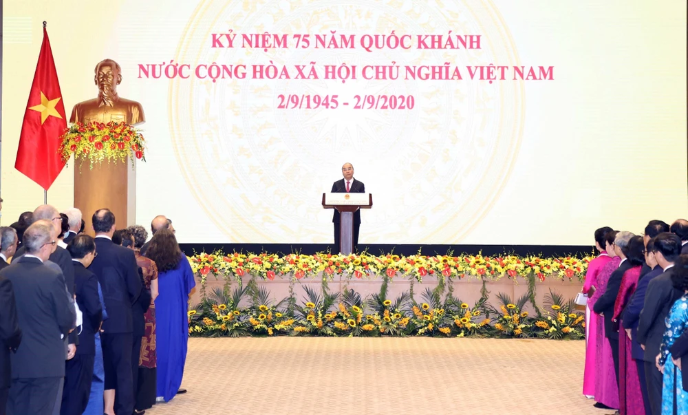 Thủ tướng Nguyễn Xuân Phúc phát biểu tại tiệc chiêu đãi nhân kỷ niệm 75 năm Quốc khánh. (Ảnh: Thống Nhất/TTXVN)