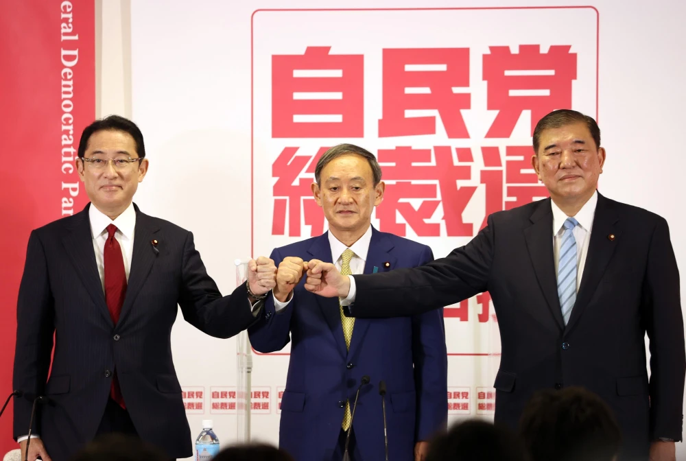 (Từ trái sang) Cựu Ngoại trưởng Nhật Bản Fumio Kishida, Chánh Văn phòng Nội các Yoshihide Suga và cựu Bộ trưởng Quốc phòng Shigeru Ishiba tại cuộc họp báo chung ở Tokyo ngày 8/9/2020. (Ảnh: AFP/TTXVN)