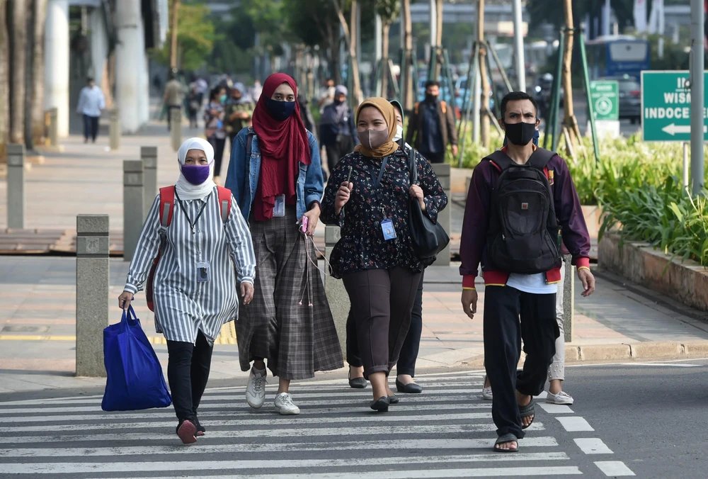 Người dân đeo khẩu trang phòng lây nhiễm COVID-19 tại Jakarta, Indonesia, ngày 19/8/2020. (Ảnh: THX/ TTXVN)