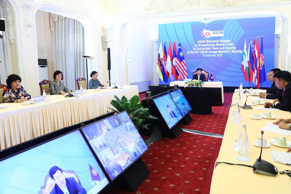 Phiên đối thoại cấp Bộ trưởng ASEAN về Thúc đẩy vai trò của Phụ nữ đối với hòa bình và an ninh bền vững. (Ảnh: Lâm Khánh/TTXVN)