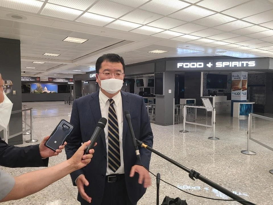 Thứ trưởng Ngoại giao Hàn Quốc Choi Jong-kun phát biểu với báo giới trước chuyến thăm Mỹ tại sân bay Incheon, phía tây thủ đô Seoul, Hàn Quốc, ngày 9/9/2020. (Ảnh: Yonhap/TTXVN)