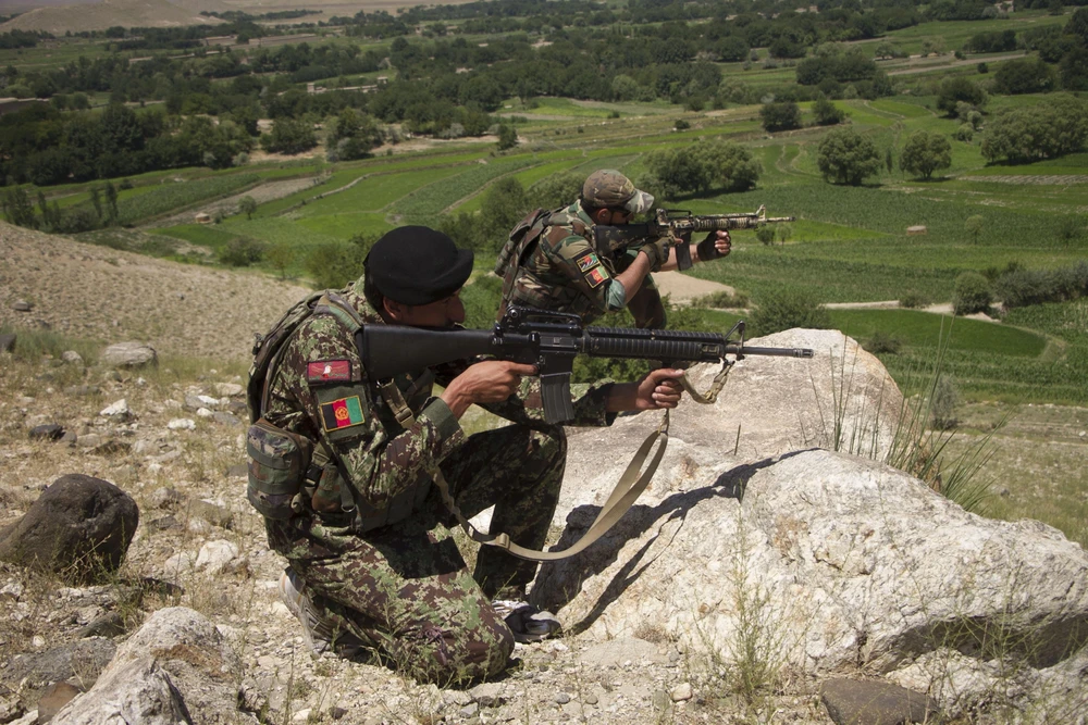 Binh sỹ Afghanistan tham gia một chiến dịch quân sự tại khu vực Qelgho, huyện Khogyani, tỉnh Nangarhar, ngày 23/7/2020. (Ảnh: THX/TTXVN)