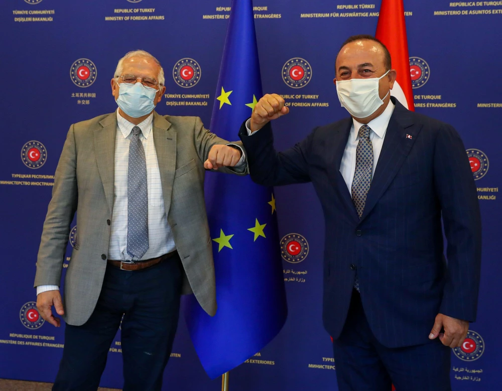 Đại diện cấp cao EU Josep Morrell (trái) và Ngoại trưởng Thổ Nhĩ Kỳ Mevlut Cavusoglu trước cuộc gặp tại Ankara ngày 6/7/2020. (Nguồn: Reuters)