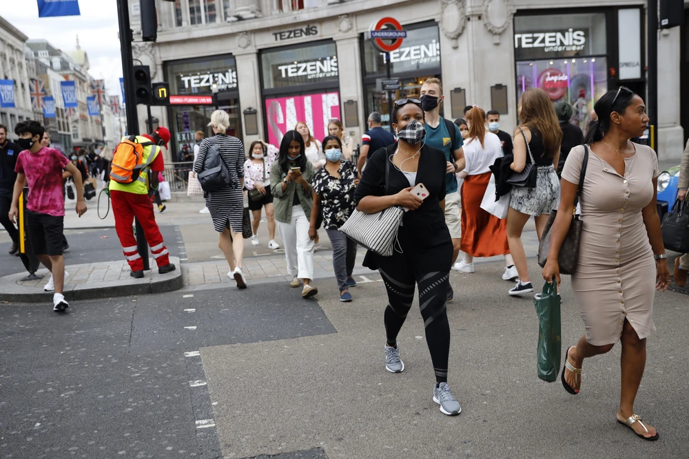 Người dân đeo khẩu trang phòng lây nhiễm COVID-19 tại London, Anh, ngày 24/7/2020. (Ảnh: AFP/TTXVN)